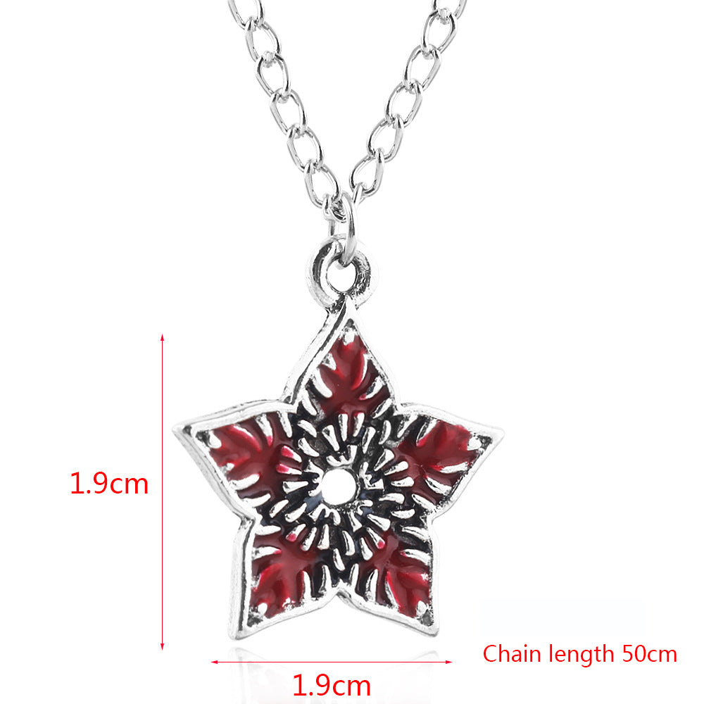Collier Stranger Things étoile Demogorgon vu de face
