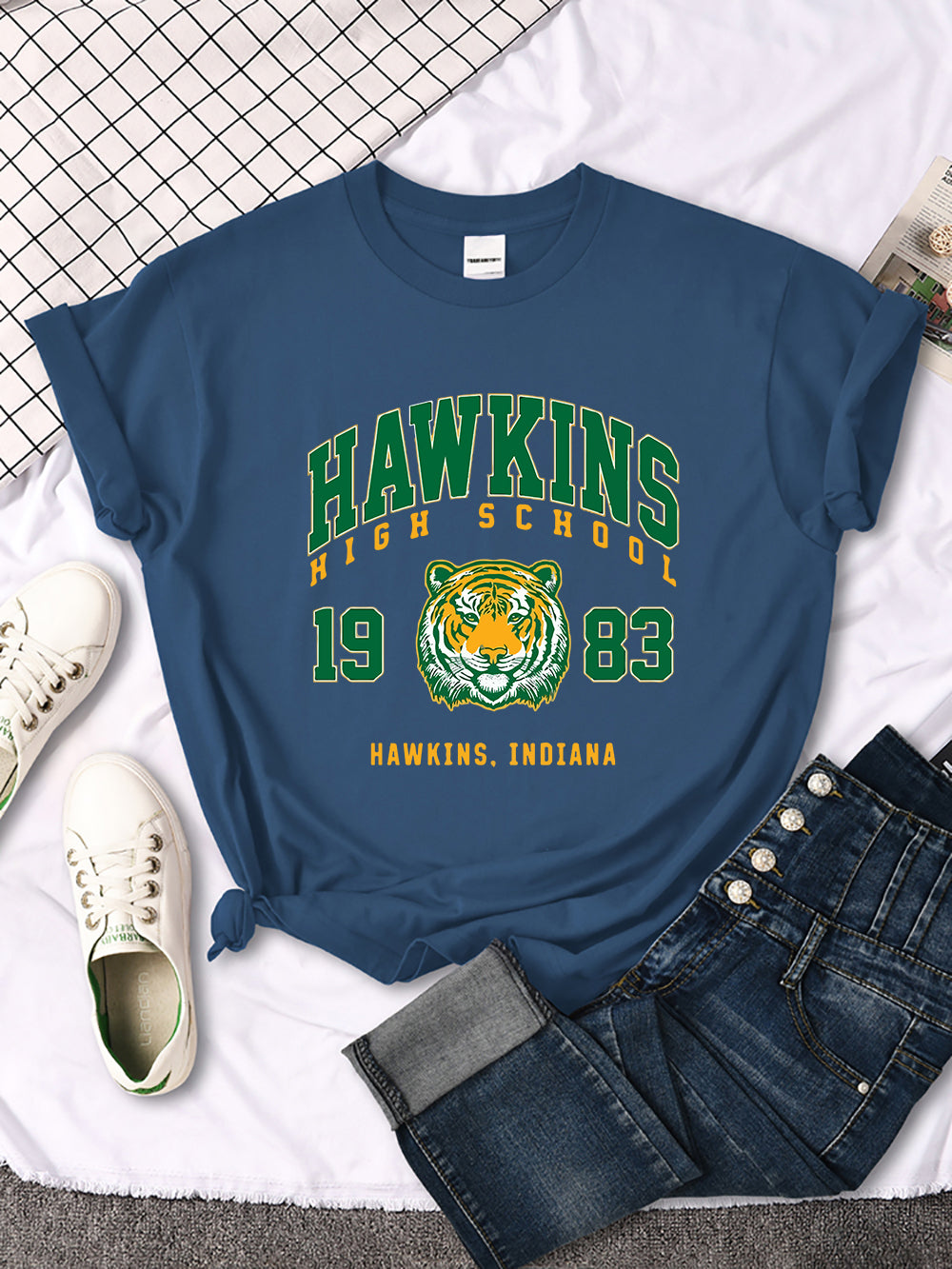 T-shirt femme Stranger Things Hawkins High School tigre 1983 – coloris Haze Blue
