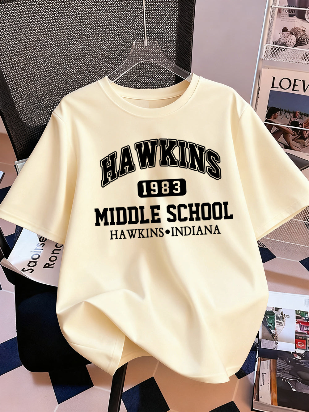 T-shirt homme Stranger Things Hawkins Middle School 1983 – coloris Kaki