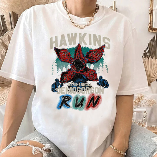 T-shirt femme Stranger Things Hawkins Demogorgon Run vu de face
