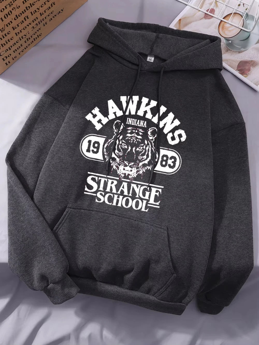 Sweat à capuche Stranger Things Hawkins Strange School 1983 – coloris Gris foncé