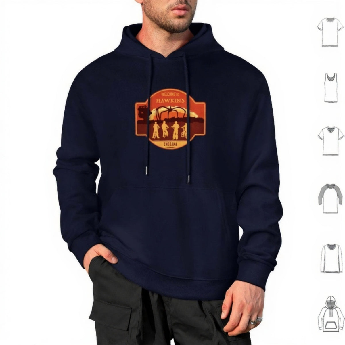 Hoodie Stranger Things Welcome to Hawkins Indiana écusson – coloris Bleu marine