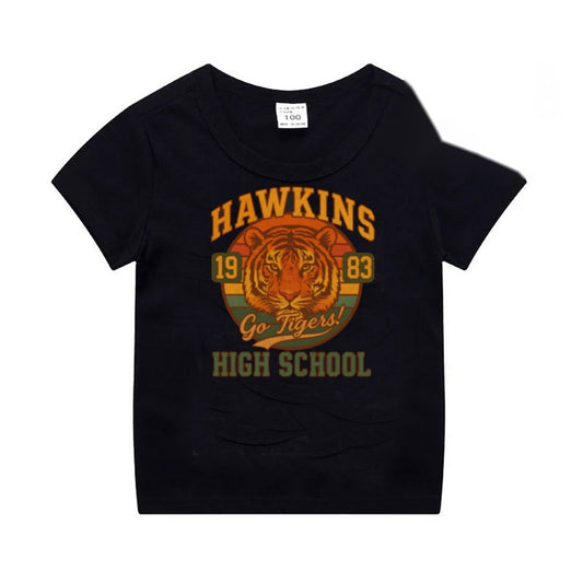 T-shirt enfant noir Stranger Things Hawkins High School 1983 vu de face